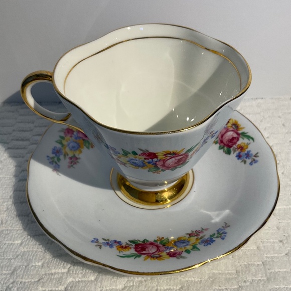 Vintage Windsor Bone China Floral Scalloped Teacup and Saucer Made in England - Picture 4 of 16